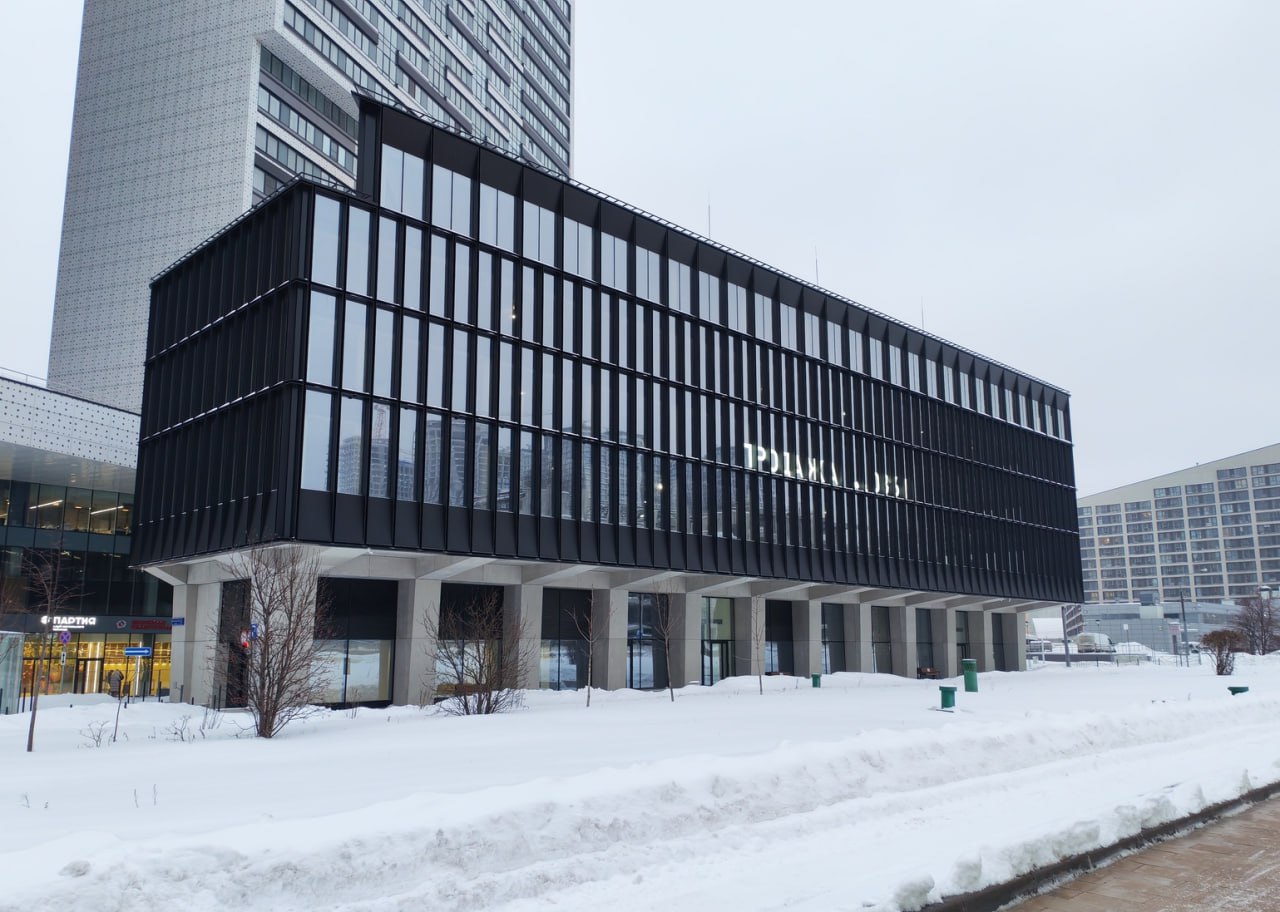 В Хорошевском районе столицы сдан в эксплуатацию офисный центр соответствующее разрешение оформил Мосгосстройнадзор   Глава ведомства Антон Слободчиков рассказал что общая площадь пятиэтажного бизнес центра составляет более 10 7 тысячи м² в нем смогут работать почти 1 5 тысячи человек На первом этаже БЦ Обсидиан расположены входная группа переговорные комнаты и ресторан Выше обустроены офисные помещения зоны отдыха душевые и гардеробные Благоустройство территории включает высадку деревьев и кустарников Также здесь оборудованы пешеходные зоны с гранитной плиткой установлены скамейки и велопарковки ул Авиаконструктора Микояна д 1 САО