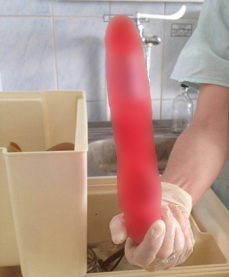 Рублика Ужасы нашего городка В Уфе дилдо напал на мужчину Жертву пришлось экстренно госпитализировать Пострадавший рассказал что он и его жена развлекались в постели с 30 сантиметровой силиконовой игрушкой Когда они закончили супруга ушла в ванную а вернувшись обнаружила дилдо в муже Мужчина уверяет что резиновый член сам заполз в него и плотно там зафиксировался Вытащить игрушку самостоятельно не удалось пришлось срочно ехать в больницу где врачи оказали экстренную помощь Фото Экономыч Mkset Читайте нас в MAX