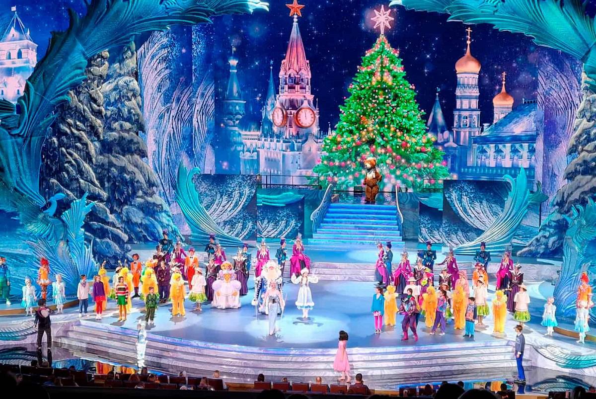 22 ребенка участников СВО из Амурской области отправятся на кремлевскую ёлку Поездка организована при поддержке правительства Амурской области Кремлевская новогодняя елка пройдет 25 декабря Юных гостей ждут увлекательные квесты с Дедом Морозом подарки и широкая экскурсионная программа Мероприятие является традиционным Амурские дети в возрасте от 7 до 10 лет участвуют в нем каждый год прокомментировали в отделе воспитания комплексной безопасности и координации отдыха и оздоровления детей регионального минобрнауки ampravda