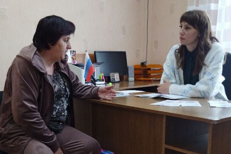 Государственную помощь на основании соцконтракта обсудили в пгт Бирюково В посёлке городского типа Бирюково Свердловского муниципального округа состоялась встреча местных жителей со специалистами Филиала № 15 ГКУ ЛНР «ГКУ ЛНР Республиканский центр социальной защиты населения». Граждане были ознакомлены с программой социального контракта, в том числе с тем, что она собой представляет, кто может в ней участвовать и какие виды помощи она предлагает, а именно: - поиск работы; - осуществление индивидуальной предпринимательской деятельности; - ведение личного подсобного хозяйства; - осуществление иных мероприятий, направленных на преодоление трудной жизненной ситуации. Подробности читайте на САЙТЕ Администрации Свердловского муниципального округа ЛНР -канал чтобы быть в курсе всех новостей Свердловского муниципального округа ЛНР