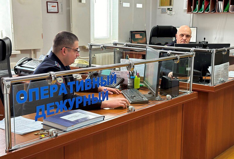Полиция Адыгеи обращает внимание граждан на случаи обмана со ссылкой на «безопасные» счета. МВД по Республике Адыгея вновь напоминает гражданам: ОТДЕЛЬНОГО ТЕРМИНА «БЕЗОПАСНЫЙ» СЧЕТ В БАНКОВСКОЙ СФЕРЕ НЕ СУЩЕСТВУЕТ! ВСЯКИЙ, КТО УТВЕРЖДАЕТ ОБРАТНОЕ - МОШЕННИК! Полицейские настоятельно рекомендуют ознакомиться с данной информацией и донести ее до членов семьи и максимального числа знакомых вам людей, особенно стоит уделить внимание пожилым родственникам и одиноким соседям. Сотрудники правоохранительных органов и работники финансовых учреждений не обсуждают важные вопросы с гражданами по телефону. Ваши накопления в банке надежно защищены. Ни один аферист не сможет их заполучить, равно как и оформить от вашего имени кредит, если вы сохраняете свои персональные данные втайне. Финансовые специалисты также не дают никаких инструкций к действию своим клиентам по телефону. Чтобы защититься от мошенников, оформлять кредиты самостоятельно и переводить деньги на другие счета НЕ НУЖНО! Помните, что оформленный вами кредитный займ предстоит выплачивать именно вам – независимо от того, потратили вы полученные деньги в личных целях или перевели их неизвестным людям. Кроме того, покупая товары в сети Интернет и оплачивая различные услуги, обращайтесь только к проверенным источникам. Также старайтесь не производить предоплату, пока не получите гарантию, что другая сторона выполнит условия сделки. Перед совершением непредвиденных финансовых операций, обязательно советуйтесь с родными и близкими. Если об угрозе вашим деньгам вам сообщили по телефону, обязательно проверьте правдивость данной информации, самостоятельно связавшись с банком. Скорее всего, данная информация не подтвердится. Не позволяйте себе и своим знакомым идти на поводу у мошенников! Будьте бдительны! Если вы все-таки пострадали от действий мошенников, то незамедлительно заявите об этом в полицию по номеру 02 с мобильного - 102 или позвоните своему участковому уполномоченному. Пресс-служба МВД по Республике Адыгея МВД по РА Подписаться Смотрите нас на Rutub