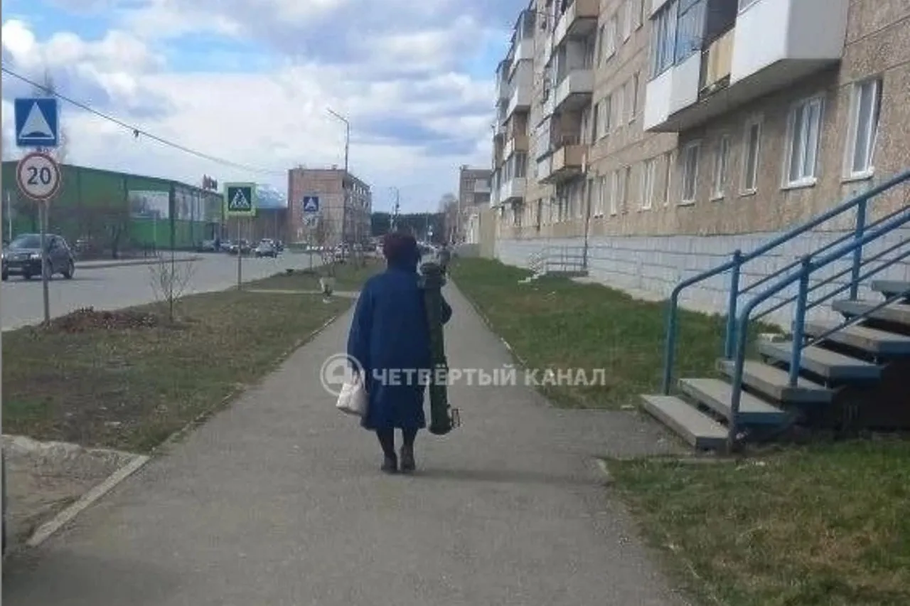 Женщину с гранатометом заметили в свердловском городе Женщину с гранатомётом заметили в Североуральске передает в МАХ Четвертый канал На кадрах сделанных очевидцами дама спокойно идет по улице с предметом похожим на гранатомёт К счастью тревога оказалась ложной Женщина уже горячо извинилась перед всеми кого невольно напугала Она несла всего лишь футляр от базуки домой чтобы в понедельник передать его в местный музей uralweb ru
