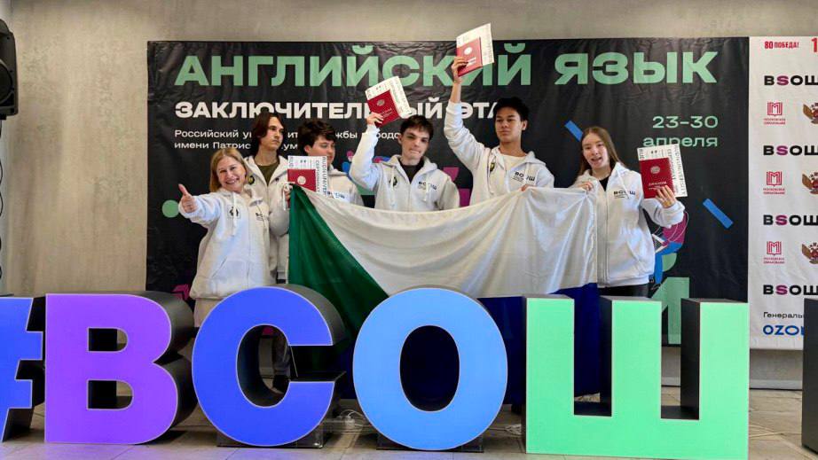 Ученица гимназии №1 стала призёром всероссийской олимпиады по английскому языку Подведены итоги заключительного этапа Всероссийской олимпиады школьников. По сравнению с прошлым годом сборная региона завоевала больше наград: два школьника стали победителями и 20 — призёрами. Сезон завершили соревнования по английскому языку и биологии. Призёрами по английскому языку стали четыре одиннадцатиклассника: Матвей Василенко из школы №2 Амурска, Варвара Красноперова из гимназии №1 Комсомольска-на-Амуре, Игорь Ва Хин Ченг из лицея инновационных технологий и Илона Минакова из гимназии №5 Хабаровска. Десятиклассник из математического лицея Хабаровска Федор Русин стал призёром по биологии. Победители и призеры заключительного этапа Всероссийской олимпиады школьников могут поступить в государственные вузы страны без вступительных испытаний по профилю олимпиады. Право на льготу сохраняется в течение четырёх лет. Кроме того, в Хабаровском крае школьники из числа победителей и призёров заключительного этапа олимпиады ежегодно награждаются денежной премией имени генерал-губернатора Н.И. Гродекова.