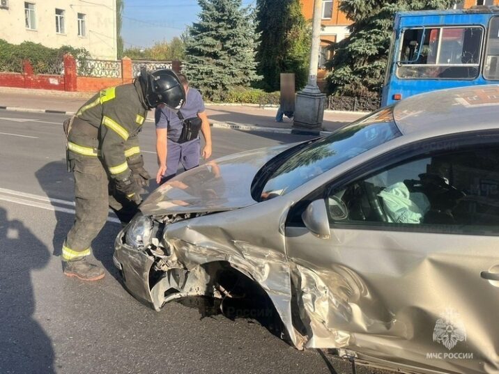 В Орле произошло жесткое ДТП на Комсомольской  Жесткая авария с участием как минимум двух легковушек случилась вечером в понедельник, 30 сентября, на улице Комсомольской в Орле. Об этом сообщают очевидцы в соцсетях.  На опубликованных фото запечатлены сильно поврежденные легковушки марки Volkswagen, а также маршрутка и троллейбус. Точное число участников ДТП пока неизвестно.  На месте аварии работали представители экстренных служб. В главке МЧС по региону проинформировали, что пострадавших нет. В ГАИ пока не давали комментариев по поводу инцидента.