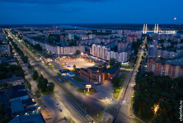 В Череповце проведут масштабные замеры атмосферного воздуха  Правительство Вологодской области планирует провести масштабные замеры атмосферного воздуха в Череповце, чтобы объективно оценить ситуацию с выбросами, итоги замеров представят руководству страны. Также будет создана рабочая группа по оценке чистоты воздуха в городе, сообщил во время оперативного совещания губернатор региона Георгий Филимонов.   В состав рабочей группы предлагается включить представителей органов власти Вологодской области, депутатского корпуса мэрии Череповца, Росприроднадзора, а также общественников, активисты и руководство предприятий города.   «Данные экспертизы [проведенной ранее по инициативе партии «Новые люди»] свидетельствуют, что превышение обнаружено не менее чем по восьми позициям, максимально по формальдегиду – в 2,16 раза, по фенолу – до 40 раз. На это просто нельзя не реагировать, надо изучать вместе с предприятиями, которые находятся на территории Череповца, их там несколько. Нужен конструктивный, профессиональный диалог», – сказал губернатор.   : мэрия Череповца    Подпишитесь на «Ведомости Северо-Запад»