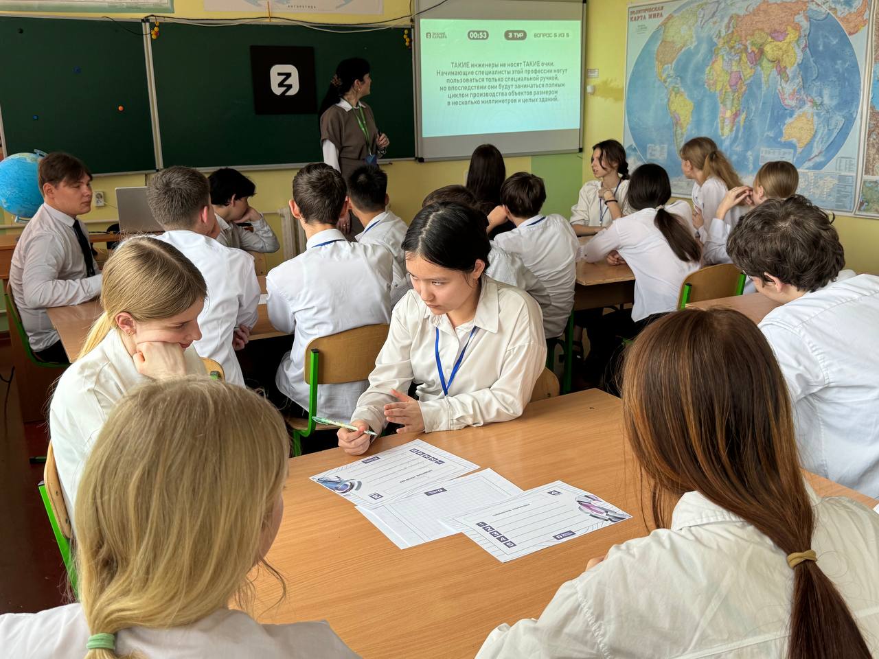Общество «Знание» провело в школах Генического округа профориентацию для учеников старших и средних классов В рамках проекта «Знание.Карьера» лекторы Ирина Овчинникова и Ирина Бачинская поделились с ребятами из 8-11 классов ценными знаниями о том, как создать крепкий фундамент для успешной карьеры в быстро меняющемся мире. Школьники проходили интерактивные задания, развивали навыки критического мышления и учились работать в команде — без этого сегодня сложно найти достойную работу. В конце занятий все участники получили персональные рекомендации от профессиональных карьерных экспертов. Убежден, что такие инициативы, как «Знание.Карьера», помогают детям более осознанно выбирать жизненный путь. Наша молодёжь становится уверенной, гармонично развитой и способной строить уверенное будущее.
