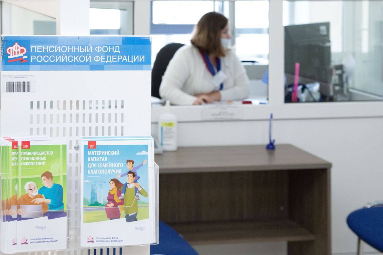 Власти Крыма поздравили соцработников с профессиональным праздником 8 июня свой праздник отмечают представители одной из самых благородных и важных профессий – социальные работники, отметил Глава Республики Крым Сергей Аксёнов. «Их труд бесценен, он требует огромного напряжения сил, милосердия и доброты, чуткости, терпения и умения сопереживать. Это больше, чем работа, это призвание, высокая миссия», — сказал он. Председатель Госсовета Крыма Владимир Константинов добавил, что работа в социальной сфере — очень сложная, но востребованная, важная для нашего общества. «Она олицетворяет одно из основных качеств нашего народа — способность сопереживать, помогать ближнему», — подчеркнул он. Фото: Telegram-канал Владимира Константинова Крым 24