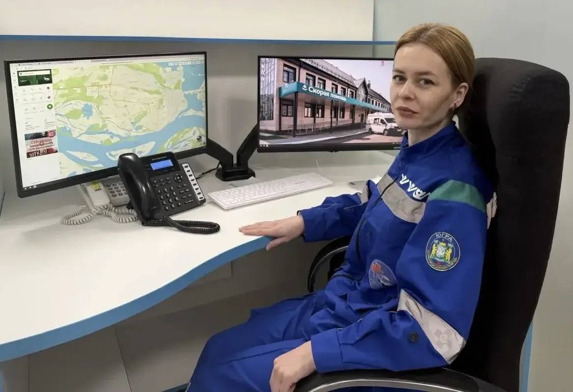 Диспетчер сургутской скорой помогла спасти младенца по телефону Тревожный вызов поступил на станцию скорой помощи вечером 15 января мать сообщила что 9 месячный малыш упал в ванной потерял сознание и не реагирует Пока бригада медиков мчалась по адресу диспетчер Регина Зайнетдинова оставалась на связи с родителями и координировала их действия Отец ребёнка уже начал непрямой массаж сердца Диспетчер взяла на себя руководство процессом спокойно и чётко дала инструкции по проведению искусственного дыхания Спустя несколько секунд ребёнок задышал и заплакал рассказал директор Депздрава Югры Роман Паськов К приезду врачей ребёнок уже был в сознании его состояние стабилизировалось Малыша доставили в Сургутский окружной клинический центр охраны материнства и детства где он сейчас находится под наблюдением врачей Роман Паськов   t me rvpaskov 988 Подписаться Прислать новость SiTV в MAX