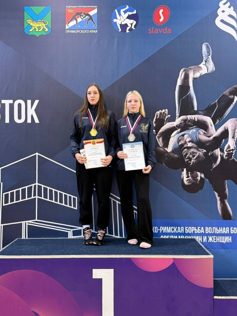 Спортсмены из Корсакова – победители всероссийских соревнований по спортивной борьбе Во Владивостоке завершились всероссийские соревнования по спортивной борьбе на призы ректора Дальневосточного федерального университета. В турнире приняли участие более 250 сильнейших борцов из 19 регионов России. Корсаковские спортсмены показали выдающиеся результаты: место - Диана Катрич место - Арина Яковлева Обе спортсменки представляют спортивную школу «Триумф», где их подготовкой занимается тренер-преподаватель Хамзат Хамидов. Его профессионализм стал залогом успеха воспитанниц. Поздравляем наших землячек с блестящим выступлением! Желаем новых побед, рекордов и покорения ещё более высоких спортивных вершин!