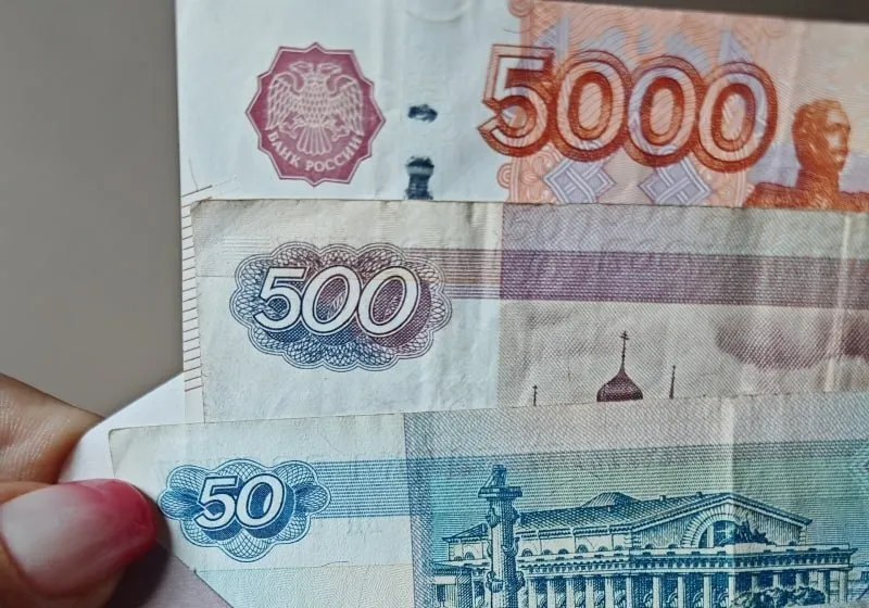 Омская область вошла в топ регионов России по спросу на сварщиков По данным Авито Работа за январь апрель 2026 года количество вакансий для сварщиков в регионе выросло на 155 по сравнению с прошлым годом Средняя предлагаемая зарплата для специалистов с опытом 1 3 года достигла 165 тыс рублей в месяц Многие вакансии предполагают вахтовый формат работы Эксперты связывают рост спроса с реализацией крупных промышленных и строительных проектов в регионе
