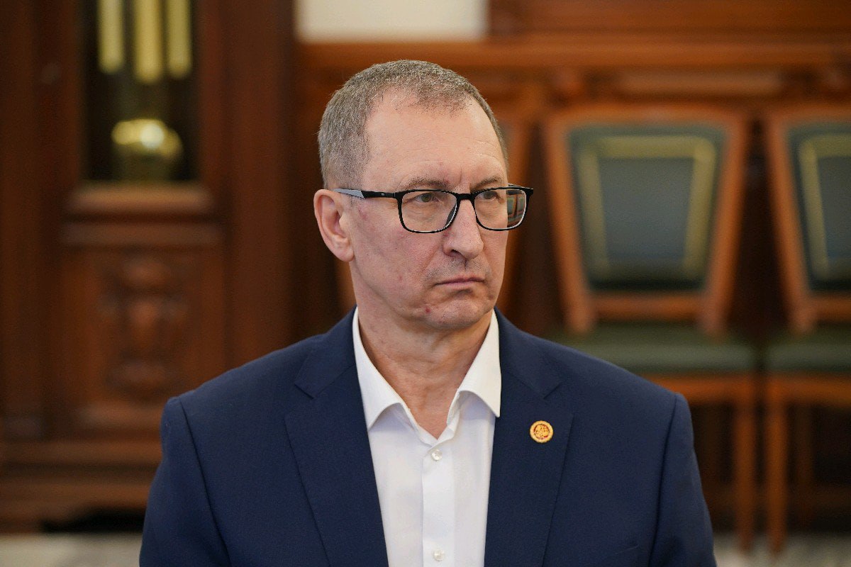 На пост министра сельского хозяйства Кузбасса назначен Александр Кривцов Ранее министерство возглавлял Андрей Ариткулов Он покинул должность в начале декабря 2025 года после чего возглавил департамент растениеводства механизации химизации и защиты растений Минсельхоза РФ Господин Кривцов с 2015 года возглавлял Мариинский район Кузбасса До этого работал в департаменте молодежной политики и спорта Кемеровской области возглавлял детские спортивные учреждения Правительство Кемеровской области  Подписывайтесь на Ъ Сибирь