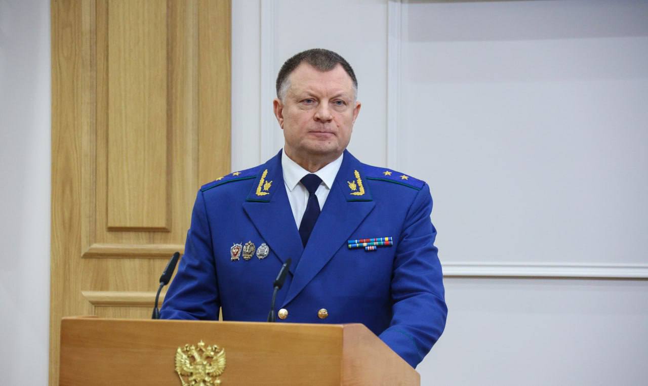 Президент РФ Владимир Путин назначил Сергея Бажутова и Сергея Табельского заместителями Генерального прокурора РФ Ранее с 2020 года Сергей Бажутов занимал должность начальника Главного уголовно судебного управления Генпрокуратуры до этого был прокурором Коми Сергей Табельский с 2013 по 2017 годы был прокурором Калининградской области затем назначен прокурором Краснодарского края