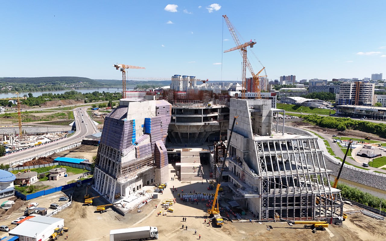 Сроки открытия культурного кластера в Кузбассе срываются. Его возводят по поручению Путина  Сроки ввода в эксплуатацию музейно-театрального комплекса Сибирского культурно-образовательного комплекса в Кемерове перенесли на конец 2026 года. Это связано со «сложностями при подборе в формате импортозамещения аналогов технологического оборудования инженерных систем и специального оборудования», заявил губернатор Илья Середюк на  Петербургском международном экономическом форуме  ПМЭФ .  Ещё в 2023 году объект планировали сдать в 2024-м.  «Временной период на изготовление, доставку и монтаж [оборудования] на текущий момент может составить от 6 до 12 месяцев», - цитирует Середюка ТАСС.  Строительство комплекса началось в 2021 году по поручению президента РФ Владимира Путина. Он будет представлять собой единое десятиэтажное здание общей площадью более 81 тыс. кв. м с подземной автомобильной парковкой. Возведение оценивается в 43,5 млрд рублей.  Объект возводит АО «Стройтрансгаз – Сибирь». Его материнскую компанию «Стройтрансгаз» связывали с  миллиардером Геннадием Тимченко, считающимся другом Путина.    В ноябре 2023 года Ростехнадзор находил нарушения при строительстве Музейного и театрально-образовательного комплекса в Кемерове. В июне 2024-го на объекте произошёл пожар.  По словам Середюка, строительная готовность составляет 60%. При этом, по данным «Стройтрансгаза» на июнь 2024 года, готовность оценивалась в 47,8%.  Подписаться  Прислать новость  Помочь бустами