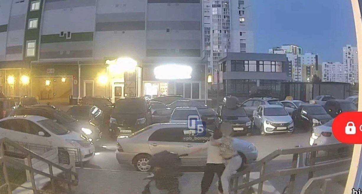 Прокуратура проводит проверку по факту нападения на женщину с младенцем в Барнауле Сегодня в социальных сетях распространилась запись с камер видеонаблюдения дома № 115 на улице Взлетной. На кадрах видно, как две местные жительницы стоят у подъезда, одна из них — с коляской. В какой-то момент между ними происходит конфликт: одна из женщин резко набрасывается с кулаками на другую. В процессе коляска переворачивается, из нее на асфальт выпадает грудной ребенок. На помощь младенцу пришла проходящая мимо свидетельница инцидента — она подняла малыша и взяла его на руки. Как сообщает прокуратура Алтайского края, ребенка доставили в медицинское учреждение, где ему оказали помощь. Прокурор региона Антон Герман поставил на контроль установление обстоятельств конфликта и принятие процессуального решения. При наличии оснований будут приняты меры прокурорского реагирования.