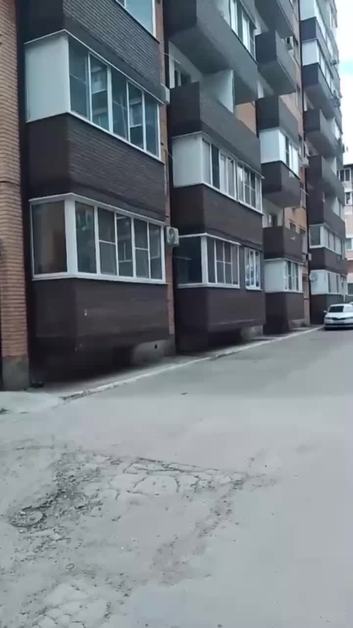 Соседи жалуются на родителей, запирающих детей на балконе в Краснодаре