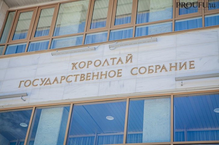 Башкирия предложила еще одну инициативу по регулированию риэлтеров Депутаты Государственного собрания Курултая Башкирии внесли в Совет законодателей России поправки в Гражданский кодекс согласно которым оплата услуг риэлторам возможна будет только после отчета о проделанной работе Депутаты отмечают что чаще всего в судах оспаривается соотношение проделанной работы и размер оплаты При этом услуги риэлтеров оплачиваются вне зависимости от объема услуг а по факту заключения договора купли продажи имущества и госрегистрации прав на него Это по мнению депутатов Башкирии ущемляет права клиентов  Обратная связь  Подписаться  Подписаться в Max