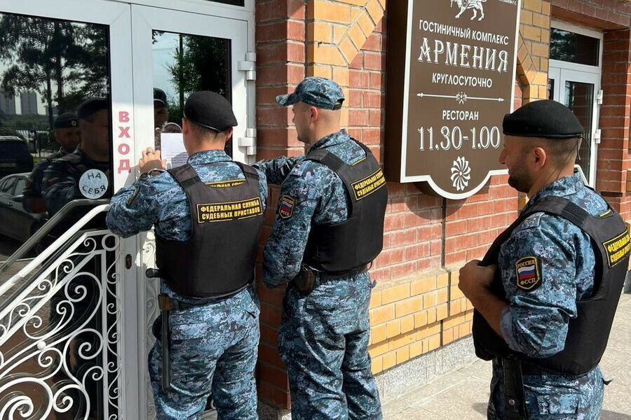 В отделение судебных приставов 2 по Благовещенску на принудительное исполнение поступило постановление суда о приостановлении деятельности ресторана и гостиницы Армения Об этом сообщает УФССП России по Амурской области Сотрудниками УФНС установлено что индивидуальный предприниматель осуществляющий деятельность гостиниц и мест для проживания а также ресторана в нарушение законодательства при проведении расчетов с использованием электронных средств платежа не применял контрольно кассовую технику Судом административное дело рассмотрено и вынесено решение о приостановлении деятельности ресторана и гостиницы Армения При поступлении в отделение судебных приставов исполнительного документа сотрудником органа принудительного исполнения было незамедлительно возбуждено исполнительное производство а также осуществлен выход по месту осуществления деятельности Представителю владельца гостиницы и ресторана вручено постановление о возбуждении исполнительного производства а также произведено опечатывание помещений с участием понятых Ему также было разъяснено что в случае неисполнения решения суда могут быть применены меры административного характера сообщает ведомство Приставы будут контролировать соблюдение административного наказания