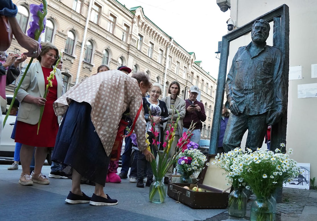 Александр Беглов поздравил петербуржцев с днем рождения Сергея Довлатова Губернатор Петербурга Александр Беглов поздравил горожан с днем рождения писателя Сергея Довлатова У него была сложная судьба непростые испытания но ничто не помешало раскрыться его писательскому таланту и получить широкое признание заявили в Смольном По словам Беглова ленинградская культура сформировала довлатовский стиль острый ироничный с любовью к жизни Довлатов оставался ленинградцем даже вдали от родины На улице Рубинштейна 23 где жил Довлатов в 2007 году установили мемориальную доску а в 2016 году памятник Фото Полина Пучкова Коммерсантъ kommersant spb