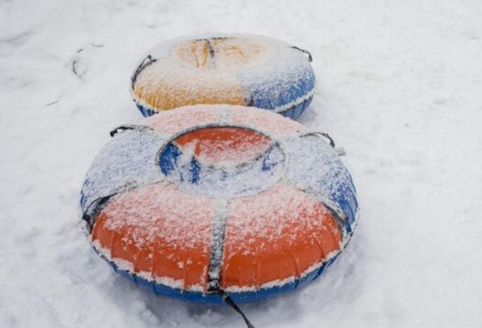 После травмирования десятилетнего мальчика при катании со стихийной снежной горки в Корнилово региональное СУ СКР проводит процессуальную проверку Несчастный случай в селе Корнилово Томского района произошел 1 февраля Десятилетний мальчик скатываясь на ватрушке с горки выехал на проезжую часть где тюб столкнулся с проезжавшим автомобилем Ребенок получил травмы Подробнее на Бабре томск vtomsk24