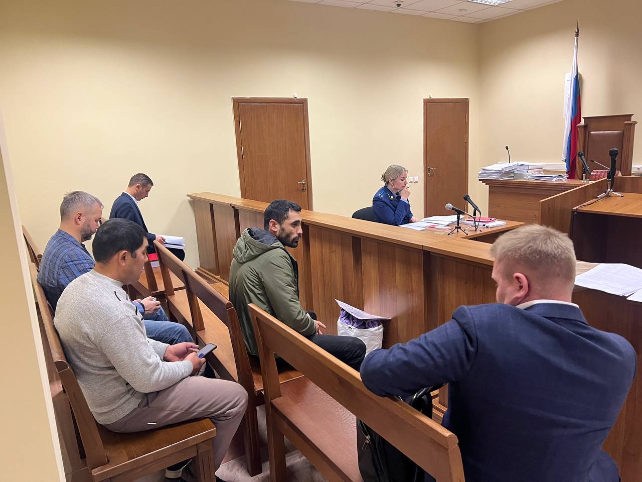 Мигранту убившему глухонемого инвалида в подмосковном Щелково ужесточили приговор Ему назначили 8 лет колонии строгого режима сообщили в судах Подмосковья В июле 2025 года Тошов Ш вступил в конфликт с незнакомым мужчиной Он нанес оппоненту несколько ударов по голове и ударил ногой в грудь Инвалид потерял равновесие упал на асфальт ударился головой и скончался на месте Тошова приговорили к 1 году условно и штрафу в размере 700 тыс рублей Потерпевшая сторона подала апелляционную жалобу По итогам Московский областной суд отменил приговор Щелковского суда и приговорил мигранта к 8 годам Его взяли под стражу в зале суда РЕН ТВ в Telegram в MAX