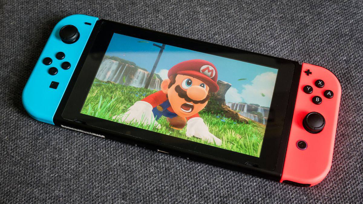 Nintendo расскажет про преемницу Switch уже на этой неделе, сообщили в издании The Verge и других СМИ.  По словам инсайдера NateTheHate, показ консоли состоится 16 января: презентацию посвятят самому устройству и его железу, а потом проведут отдельное шоу, в котором расскажут про игры.  Преемницу Switch выпустят в мае или июне, если верить журналистам. Но NateTheHate не исключает выход в апреле.    «Кинопоиск   Игры»