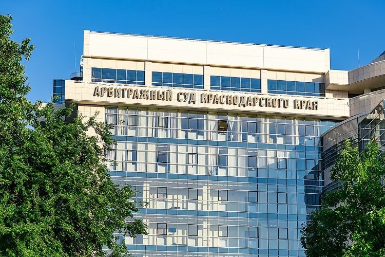 Слушания по иску Олега Дерипаска к изданию иноагенту перенесли в суде Кубани Арбитражный суд Краснодарского края перенёс слушание по иску Олега Дерипаска к изданию The Insider Как выяснилось суд не получил от МВД информацию о месте жительства ответчиков шеф редактора и журналиста издания также включённых Минюстом в реестр иноагентов Поводом для иска стала публикация о бизнес джете которую предприниматель требует опровергнуть ссылаясь на защиту деловой репутации Новое заседание назначено на 11 ноября сообщает Коммерсант Кубань издание признано иноагентом Фото Геннадий Дьячук Отправить новость Подписаться