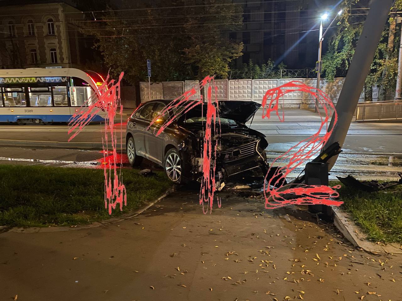 На Шаболовке в Москве автомобиль Lexus на полном ходу врезался в дорожный знак Об этом сообщил Telegram канал 112 По предварительным данным машина проехала на красный свет Сам водитель бросил автомобиль и сбежал с места происшествия На машине установлены дипломатические номера Вьетнама Подпишись на Говорит Москва