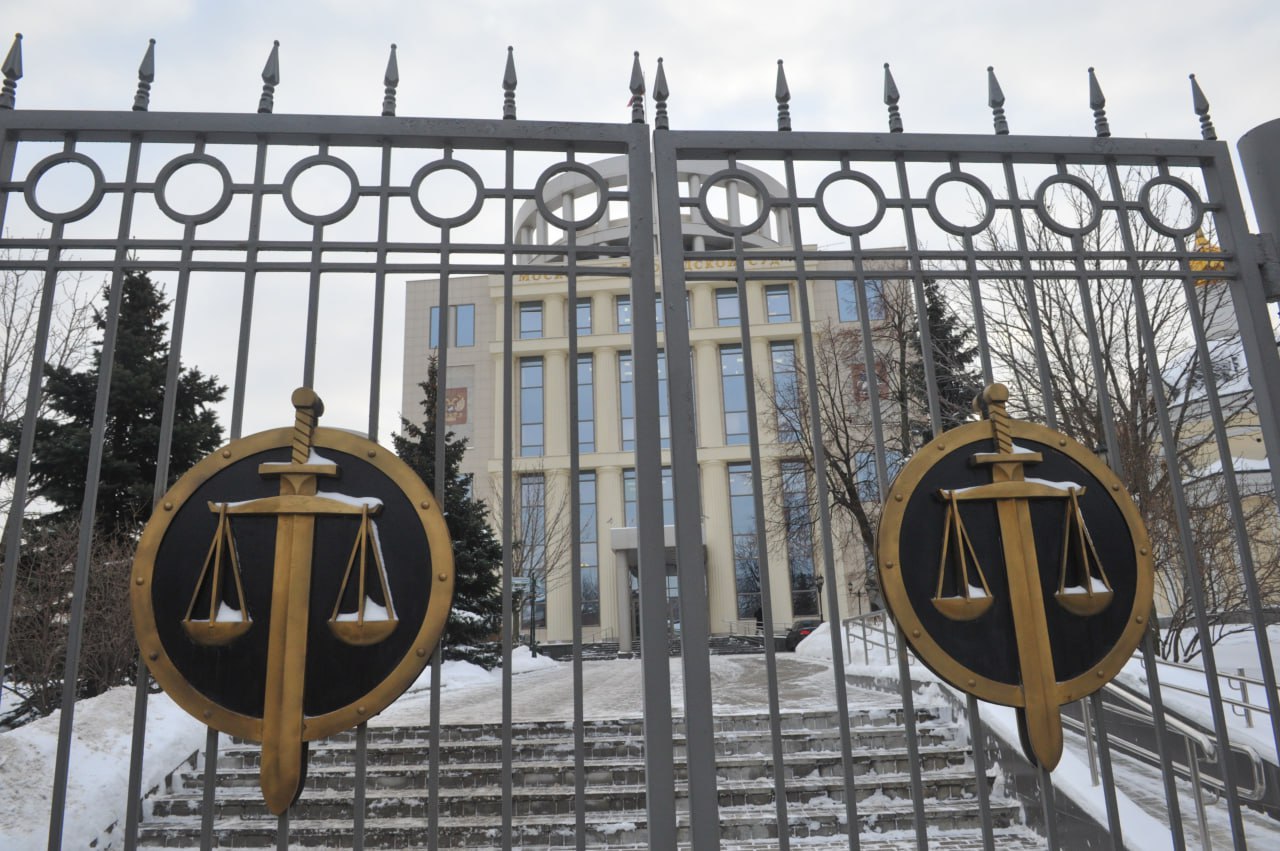 Жительница Якутии оспаривает отказ МФЦ в признании банкротства Арбитражный суд Республики Саха Якутия принял к рассмотрению заявление жительницы Нерюнгринского района которая оспаривает решение МФЦ о возврате заявления на признание гражданина банкротом во внесудебном порядке Ответчиком по делу выступает Государственное автономное учреждение Многофункциональный центр предоставления государственных и муниципальных услуг в Республике Саха Якутия Основанием для спора стало сообщение о возврате заявления без его принятия к рассмотрению Заявительница просит суд признать отказ МФЦ незаконным и обязать учреждение принять заявление о признании гражданина банкротом во внесудебном порядке