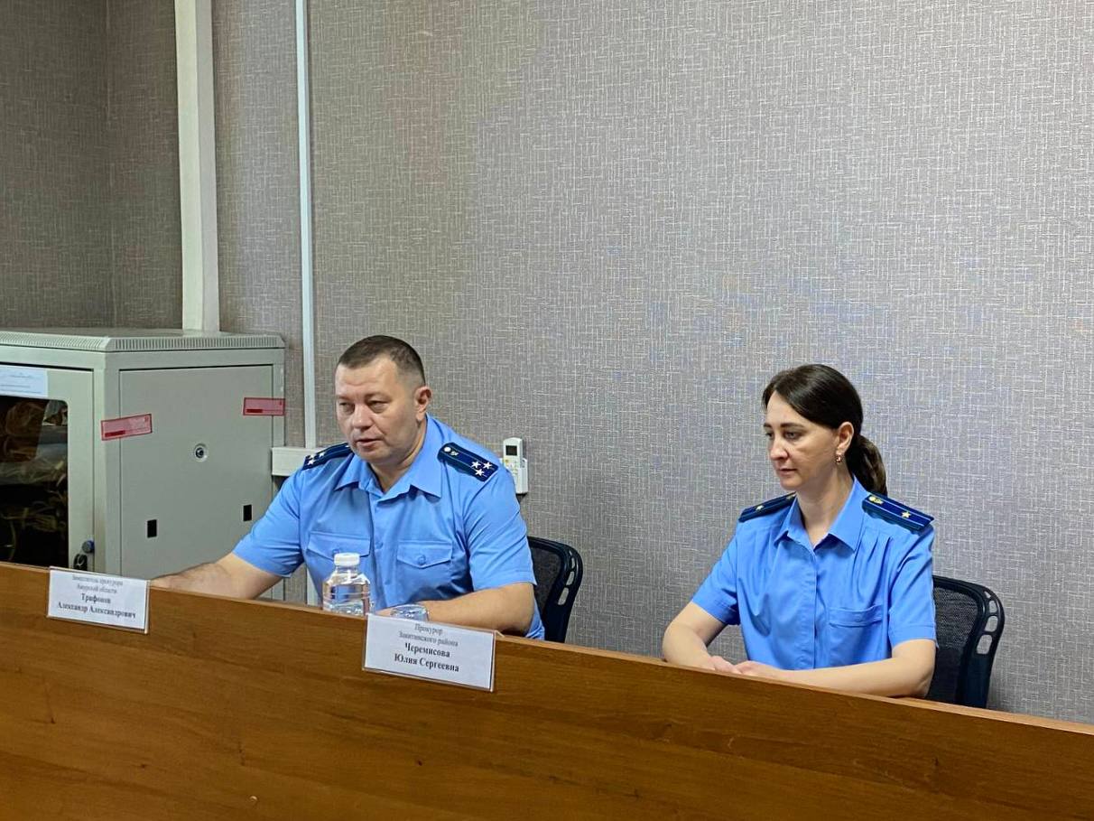 Новым прокурором Завитинского района назначена Юлия Черемисова Она вступила в должность с 18 августа и будет находится в ней на протяжении пяти лет Ранее Юлия Черемисова работала в прокуратуре Константиновского района и Белогорска Прежний прокурор Завитинского района Владимир Боженко назначен прокурором Сковородинского района Фото prokuratura28 PriamurMedia Прислать новость