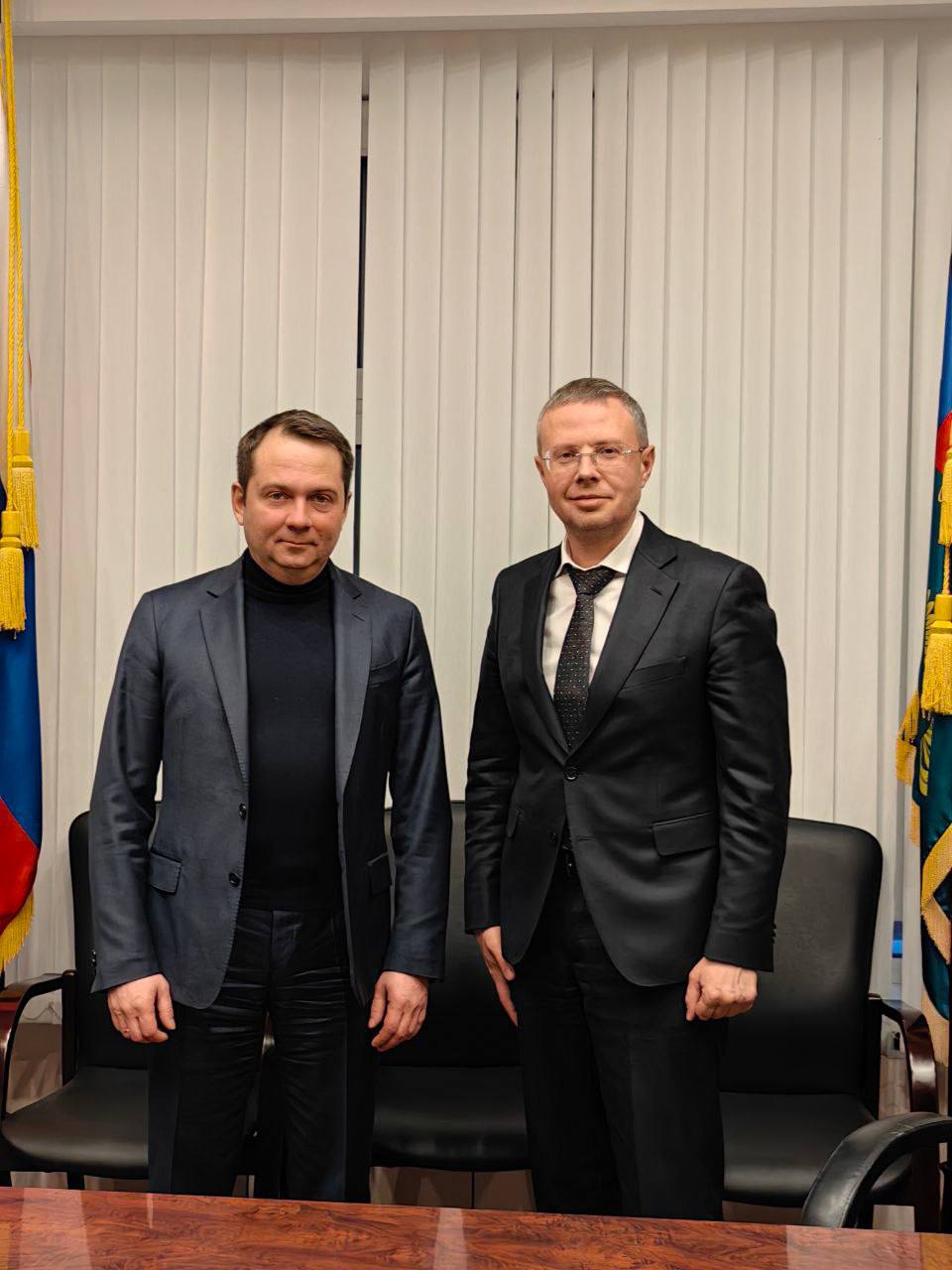 О развитии региона тарифах и честной конкуренции говорили сегодня с руководителем ФАС России Максимом Алексеевичем Шаскольским Обсудили как сделать условия для бизнеса понятными и справедливыми это напрямую влияет привлечение инвестиций и развитие экономики Отдельно подняли тему газификации снижение затрат на тепло и фиксированную цену для промышленности на уровне средней по СЗФО Этот вопрос также поднимал на встрече с Президентом России Владимиром Владимировичем Путиным Ведем планомерную работу в этом направлении