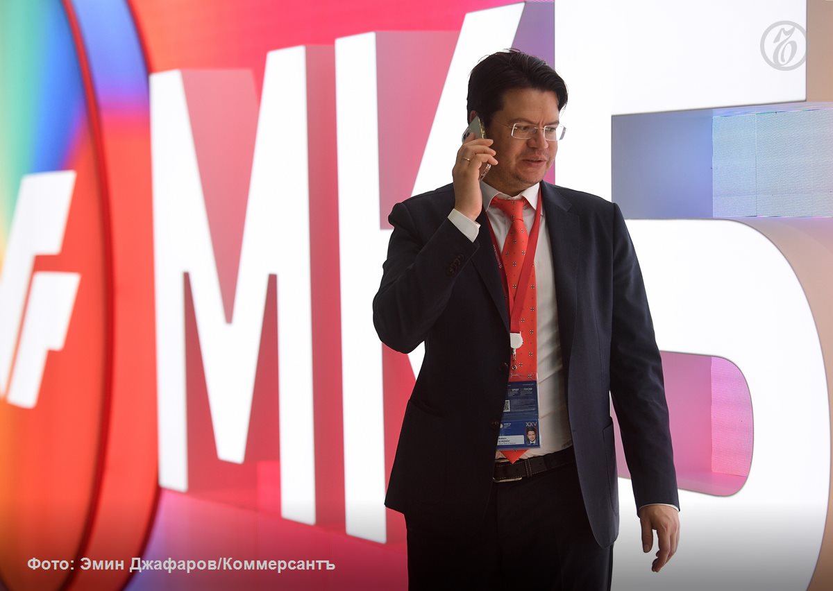 Московский кредитный банк оказался единственным банком из публично отчитавшихся по МСФО за третий квартал 2025 года кто показал чистый процентный убыток Согласно его отчетности это произошло из за досоздания резервов почти на 200 млрд руб но благодаря прочим доходам примерно на ту же сумму которые получил банк третий квартал ему удалось закончить с прибылью Эксперты считают что доход позволивший МКБ компенсировать созданные резервы банк получил от операций с ценными бумагами Ъузнал