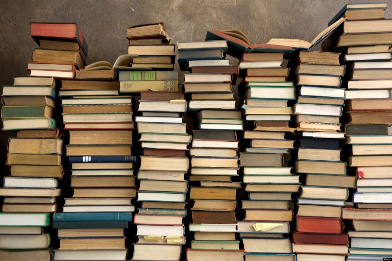 В Узбекистане осужденным сократят срок отбывания наказания за чтение книг За каждую прочитанную книгу срок сокращается на 3 дня При этом в год могут уменьшить не более чем на 30 дней Читать нужно будет книги из списка утвержденного Республиканским центром духовности Правило распространяется лишь на тех кто имеет право на условно досрочное освобождение Для осужденных к пожизненному лишению свободы оно не действует Соответствующий закон одобрен Сенатом