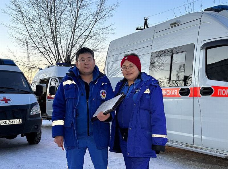 Жительница Улан-Удэ родила на дому  Сегодня ранним утром в Улан-Удэ на Станцию скорой медицинской помощи поступил вызов от беременной женщины. Горожанка, находящаяся примерно на 39-40 неделе беременности, начала рожать прямо на дому. К счастью, ей успели помочь прибывшие на вызов медики. #Бурятия  Подробности в «Номер один»       Сообщить нам свою новость можно по кнопке:       Письмо в редакцию