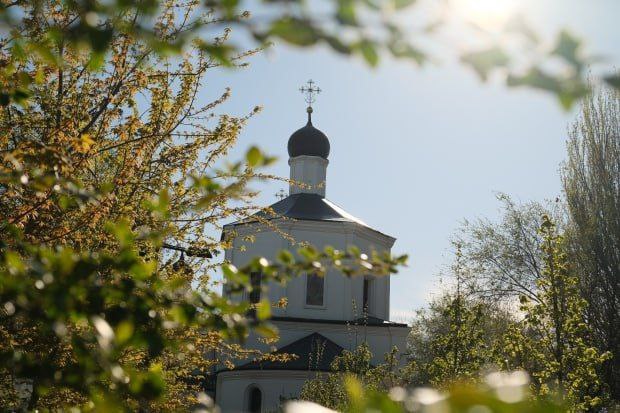 17 сентября православные верующие отмечают праздник иконы Божией Матери Неопалимая Купина который также известен в народе как Луков день В этот день верующие молятся о защите от пожаров и молний Согласно преданию Моисею явился Бог в виде горящего но не сгорающего куста призвав пророка вывести народ Израиля из Египта В христианстве Неопалимая Купина стала символом Богоматери и непорочного зачатия На Руси считалось что икона Неопалимая Купина оберегает от огня В день праздника было принято обходить дом со святыней чтобы уберечь жилище от огня Посвященные ей храмы и часовни нередко строятся рядом с пожарными частями Во время природных катаклизмов и сильных пожаров с этим образом совершают крестные ходы В этот день хозяйки собирали урожай лука а мужчины обходили сеновалы чтобы прогнать духов болезни которые могли напасть на скотину зимой В доме вешали луковые связки которые тоже отгоняли злых духов