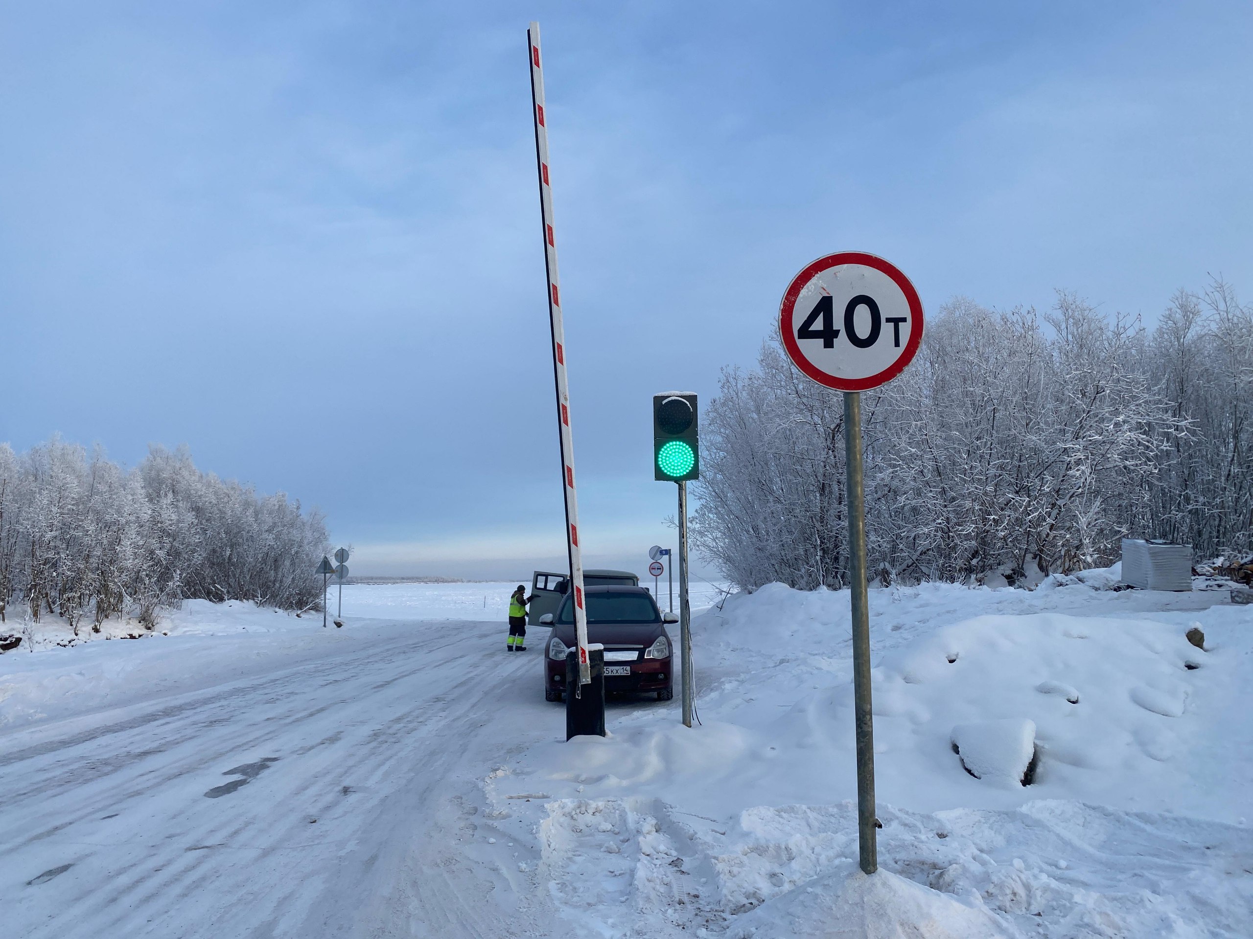 На ледовой переправе через реку Лену установили грузоподъемность 40 тонн    С 6 января приказом ГКУ "Управтодор РС Я " на ледовом автозимнике Хатассы - Павловск разрешено движение транспорта с общим весом до 40 тонн.   Грузоподъемность сезонной дороги 12-й км автодороги "Умнас" - Хатассы - 1154 км автодороги "Лена"  а/д "Хатассы"  повышена на основании акта контрольной проверки.