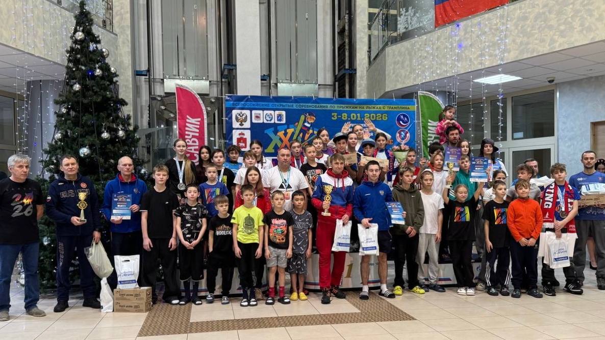 Сахалинские летающие лыжники взяли 16 медалей Рождественского турне Сахалинцы завоевали 16 наград всероссийских открытых соревнований по прыжкам на лыжах с трамплина Рождественское турне Состязания разбитые на четыре этапа прошли в Пермском крае и собрали спортсменов в возрасте от 8 до 13 лет из более чем 20 регионов России а также Республики Беларусь Впервые в истории стартов в общем зачёте победу одержала Сахалинская область заработав 8 золотых 5 серебряных и 3 бронзовые медали  По итогам первого этапа в Кудымкаре у островитян пять наград На трамплине К 20 Валентина Минеева и Максим Котельников взяли золото а Максим Симанчук бронзу На К 46 награда высшей пробы у Тимофея Лихтара серебро у Павла Сургучева  На втором этапе в Березниках на трамплине К 40 победу одержал Павел Сургучев Второй результат показал Тимофей Лихтар На третью ступень пьедестала по результатам стартов на К 25 поднялась Валентина Минеева Третий и четвёртый этапы состоялись в Чайковском где у сахалинцев ещё восемь медали На К 21 оба дня первое место занимал Максим Котельников а Валентина Минеева становилась второй На К 40 победу дважды одерживал Павел Сургучев а Тимофей Лихтар взял бронзу третьего этапа и серебро четвёртого   Мы в Max