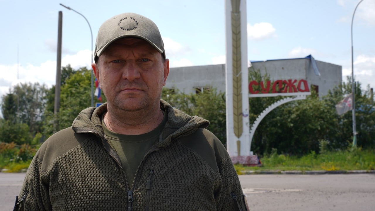 Алексей Спиридонов стал и.о. главы Суджанского района 20 июня врио главы Юрий Дмитрюков принял решение об уходе с должности по собственному желанию. Исполняющим обязанности главы Суджанского района депутаты представительного собрания единогласно выбрали Алексея Спиридонова. Врио губернатора Александр Хинштейн отметил, что Алексей Спиридонов хорошо знаком не только жителям района: - До последнего времени он возглавлял центр «Патриот». Непосредственно занимался эвакуацией людей, оказанием им помощи, рисковал собой. Проявил себя во всех смыслах как человек очень достойный и самоотверженный. И, учитывая непростую ситуацию в Суджанском районе - пожалуй, самую сложную из всех наших районов приграничья, и учитывая все стоящие перед нами масштабные задачи по восстановлению, считаю, что кандидатура Алексея Вячеславовича в этом смысле более чем адекватная существующим сегодня вызовам. Он хорошо знает специфику, ситуацию в приграничье в целом, не аффилирован с внутренними группами влияния, пользуется авторитетом, который заслужил не в кабинете и не на сцене, а под пулями и под дронами. Он будет исполнять обязанности врио главы района до завершения конкурсных процедур, - отметил Александр Хинштейн. фото со страницы Алексея Спиридонова ВКонтакте Сейм Курская область