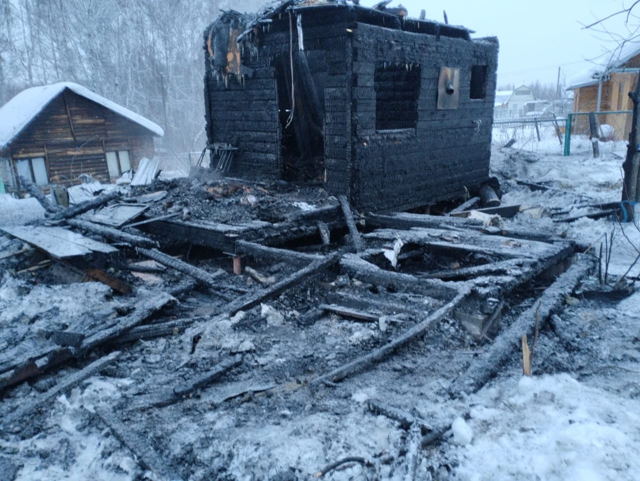 Два человека погибли в пожаре в Новосибирской области.  Пожар вспыхнул сегодня утром в частном доме в Мошковском районе. На месте работали пожарные ГУ МЧС России. К сожалению, находившихся внутри людей спасти не удалось.  Погибшими оказались мужчина и женщина. Их личность не называется. Следователи возбудили уголовное дело и уже осмотрели место происшествия.  Специалисты проведут экспертизы, чтобы установить точную причину пожара и гибели новосибирцев.  1  1  1  Подписаться