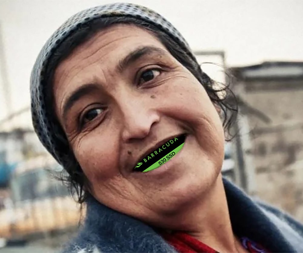 SSD стали дороже золота если сравнивать цену за грамм ИИ бум и дефицит памяти разогнали цены на высокоёмкие NVMe до абсурда сообщает издание Tom s Hardware Энтузиасты прикинули цифры и выходит дичь 8 терабайтный NVMe SSD весит около 8 граммов и стоит в среднем 1500 и выше Для сравнения золото сейчас стоит примерно 148 за грамм то есть слиток того же веса обошёлся бы примерно в 1150 Даже 4 терабайтные SSD вплотную приблизились к золотому порогу часть моделей уже стоит 700 800 и дешёвых вариантов становится всё меньше Эксперты ожидают что старые партии по прежним ценам исчезнут в ближайшие месяцы а дальше большие объёмы и быстрые SSD окончательно превратятся в роскошь Храним данные теперь только на перфокартах exploitex