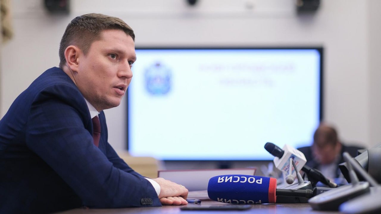 В Москве по делу о взятке арестован министр транспорта и дорожного хозяйства Новгородской области Константин Куранов, сообщают правоохранители. Ранее был арестован зампред правительства региона Станислав Шульцев, ему инкриминируется получение взятки в размере 250 млн руб. Вице-губернатор курировал сферу транспорта и дорожного хозяйства.