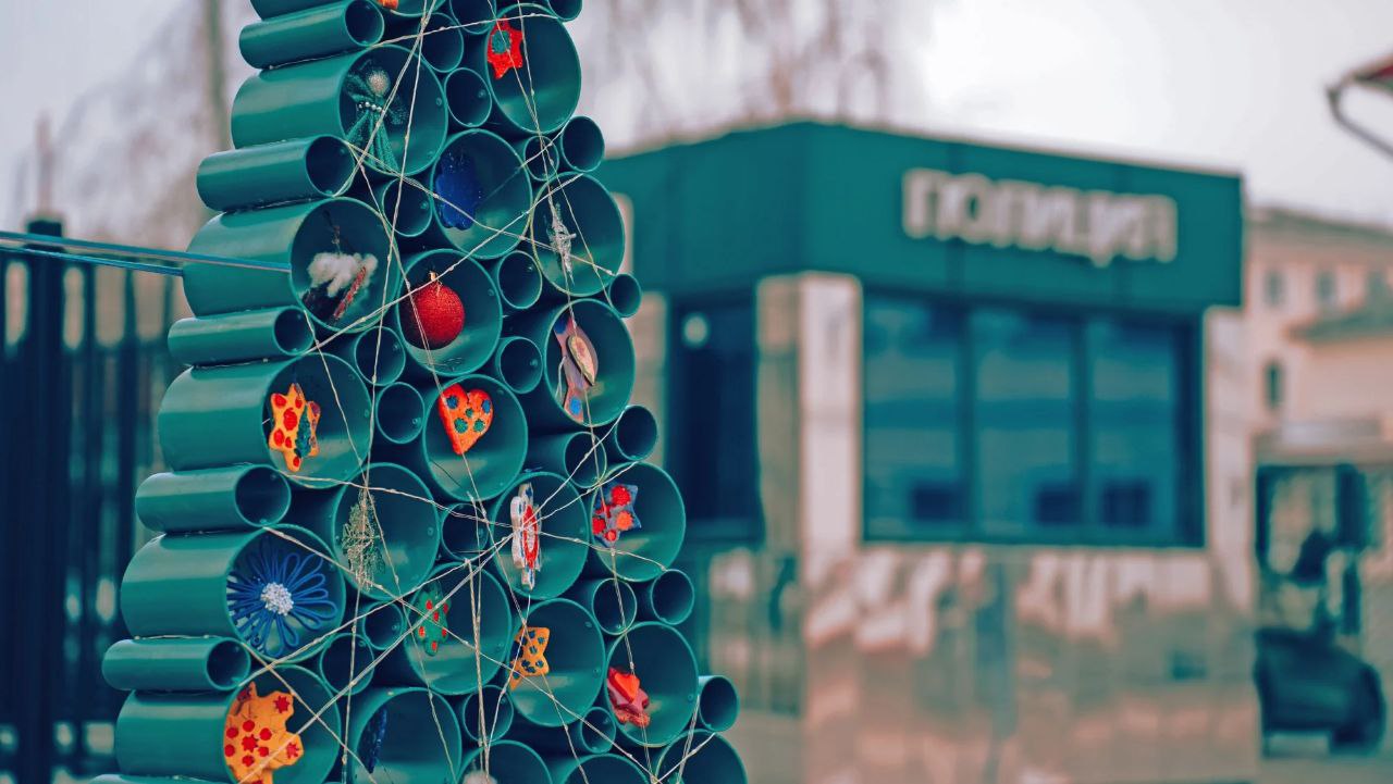 В центре Тулы снова появятся креативные елки В оружейной столице пройдет ежегодный фестиваль 0 Кто может принять в нем участие Коммерческие организации и предприятия всех форм собственности ИП федеральные региональные и муниципальные учреждения представители территориального общественного самоуправления и простые жители областного центра достигшие совершеннолетия А что насчет необычной елки Она должна быть  высотой не меньше двух метров  сделана из антивандальных и применимых к уличным условиям материалов Подать заявку на участие необходимо до 20 декабря на почту kultura cityadm tula ru