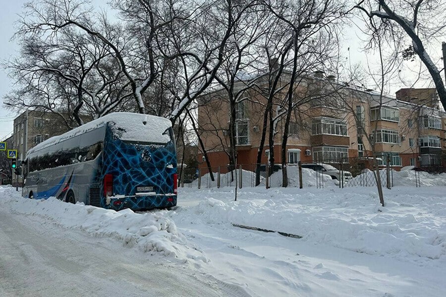 Мэр Благовещенска объявил, что в Благовещенске изменен подход к очистке дорог. Поможет ГАИ  В Благовещенске с пятницы, 6 декабря, меняется подход к очистке дорог, обочин и заездных карманов от снега. Об этом, обращаясь к автомобилистам, сообщил мэр города.  Помогать в этой работе мэрии будут сотрудники ГИБДД. Они станут проезжать по маршруту предстоящей уборки и выявлять владельцев машин, предупреждать их о необходимости отогнать авто. В случае необходимости мешающие автомобили будут эвакуировать, заявил Олег Имамеев  Фото: мэрия Благовещенска  Увозить их будут либо на ближайшее свободное место, либо на площадку для временного хранения. Оплачивать эти работы горожанам не придется, но забирать машины нужно будет самостоятельно, пояснил он.  «Мера вынужденная, потому что из-за брошенного вдоль дорог автотранспорта, звено уборочной техники не может полноценно выполнить очистку. Призываю вас внимательно следить за планом работ, который мы ежедневно публикуем в официальном аккаунте администрации. А если не обнаружили свой автомобиль, звоните в дежурную часть ГИБДД: 42-52-62», – обратился к горожанам градоначальник.