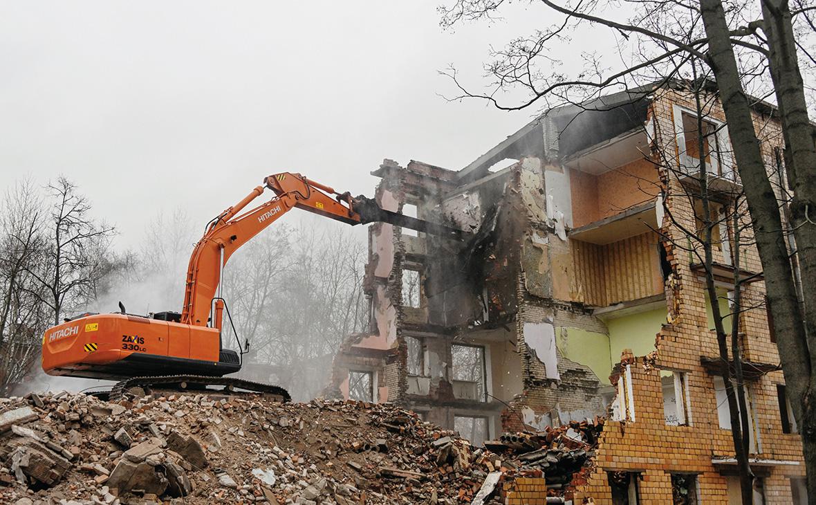 Реновация выходит за МКАД: ещё 5 городов — под снос? Екатеринбург, Новосибирск, Нижний Новгород, Казань и Ростов-на-Дону — следующие на очереди после Москвы и Петербурга, — сообщает инсайдерский ТГ-канал Insider-T со ссылкой на источник. Согласно информации, начнётся массовый снос старых панелек, а на их месте вырастут современные жилые комплексы. Сроки не обозначены. По оценке специалистов, многие дома уже на грани аварийности и угрожают жизни жильцов. Финансирование — федеральное, реновация будет продвигаться по всей стране. Цель — не просто обновить районы, а перезапустить всю городскую среду. В прошлом месяце сообщалось, что 11 крупных городов рискуют остаться с горой непроданных квартир. Как относитесь к этой информации и возможной реновации в Вашем городе? Осташко! Важное подпишись
