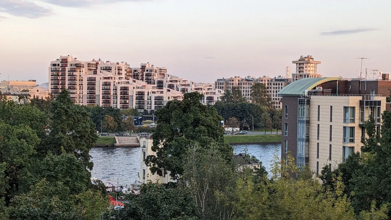 Высокобюджетный рынок снизил обороты Москва и Петербург уступили конкурентам свое мировое лидерство по росту цен на элитное жилье Санкт Петербург и Москва возглавлявшие мировой рейтинг городов по темпам роста цен на элитное жилье по итогам 2025 года переместились на шестую и седьмую позиции Тройку лидеров вошли Токио Дубай и Манила которые годом ранее занимали седьмую пятую и четвертую строки рейтинга Санкт Петербург опустился с первой на шестую строчку рейтинга с приростом на 13 2 По итогам 2025 года средневзвешенная цена элитной недвижимости в Северной столице составила 898 тыс рублей за кв метр Москва за год опустилась со второго на седьмое место рейтинга с приростом 12 6 К концу прошлого года средневзвешенный показатель цен на элитную недвижимость в столице достигал 2 2 млн рублей за квадрат Также в топ 10 индекса роста цен вошли Сеул 14 7 Прага 14 6 Каймановы острова 11 Мехико и Бангалор 9 4 Сочи по итогам 2025 года не вошел в мировой рейтинг расположившись на 102 месте между Торонто 7 8 и Гуанчжоу 12 2 За год средневзвешенная цена элитного жилья в городе курорте снизилась на 9 составив 1 9 млн рублей за кв метр Замедление темпов роста цен на элитных рынках Москвы и Санкт Петербурга выглядит закономерно после результатов 2024 года Рынок возвращается к более сбалансированной динамике после периода активного роста цен рекордного количества сделок и устойчивого спроса со стороны платежеспособной аудитории прокомментировала партнер региональный директор департамента консалтинга и аналитики NF GROUP Ольга Широкова