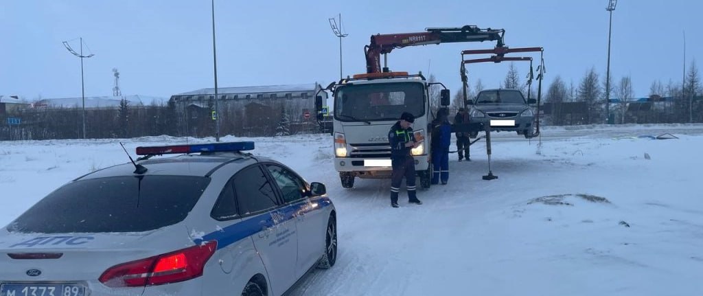 Водителя ждёт суд  Накануне автоинспекторы задержали 25-летнего мужчину, который управлял машиной без прав. На него составили административный материал, а автомобиль поместили на спецстоянку. Теперь правонарушителя ждёт суд.    Немного статистики:  Всего с начала 2024 года в городе задержали более 170 водителей без прав и свыше 80, которые управляли транспортом, будучи уже лишёнными удостоверений.   : Госавтоинспекция Ямала   Импульс Севера