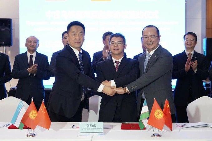 В Бишкеке официально подписано соглашение о строительстве железной дороги Китай Кыргызстан Узбекистан Общая стоимость проекта оценивается примерно в 4 7 миллиарда долларов Около 2 3 млрд долларов из этой суммы будет предоставлено Китаем в виде кредита сроком на 35 лет совместной проектной компании учреждённой Китаем Кыргызстаном и Узбекистаном Погашение кредита будет осуществляться непосредственно проектной компанией Оставшиеся 2 3 млрд долларов планируется внести в уставный капитал совместной проектной компании Доли распределены следующим образом Китай 51 Кыргызстан и Узбекистан по 24 5 каждая Подписаться на PRO transport