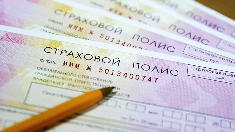 Лимит выплат по европротоколу в случае разногласий после ДТП увеличен до 200 тысяч рублей. Президент РФ Владимир Путин подписал закон, предусматривающий внесение изменений в закон об ОСАГО. Документ опубликован на официальном портале правовой информации. Согласно внесенным изменениям, максимальный лимит выплат при оформлении ДТП по европротоколу в случае разногласий между сторонами увеличивается со 100 тысяч до 200 тысяч рублей. Обязательным условием является наличие фотографий, которые подтверждали бы повреждения. Если таких фотографий нет, то тогда сумма лимита остается прежней – 100 тысяч рублей. Если у участников ДТП нет разногласий и имеются подтверждающие повреждения фотографии, то максимальная сумма выплат составляет, как и ранее, 400 тысяч рублей.