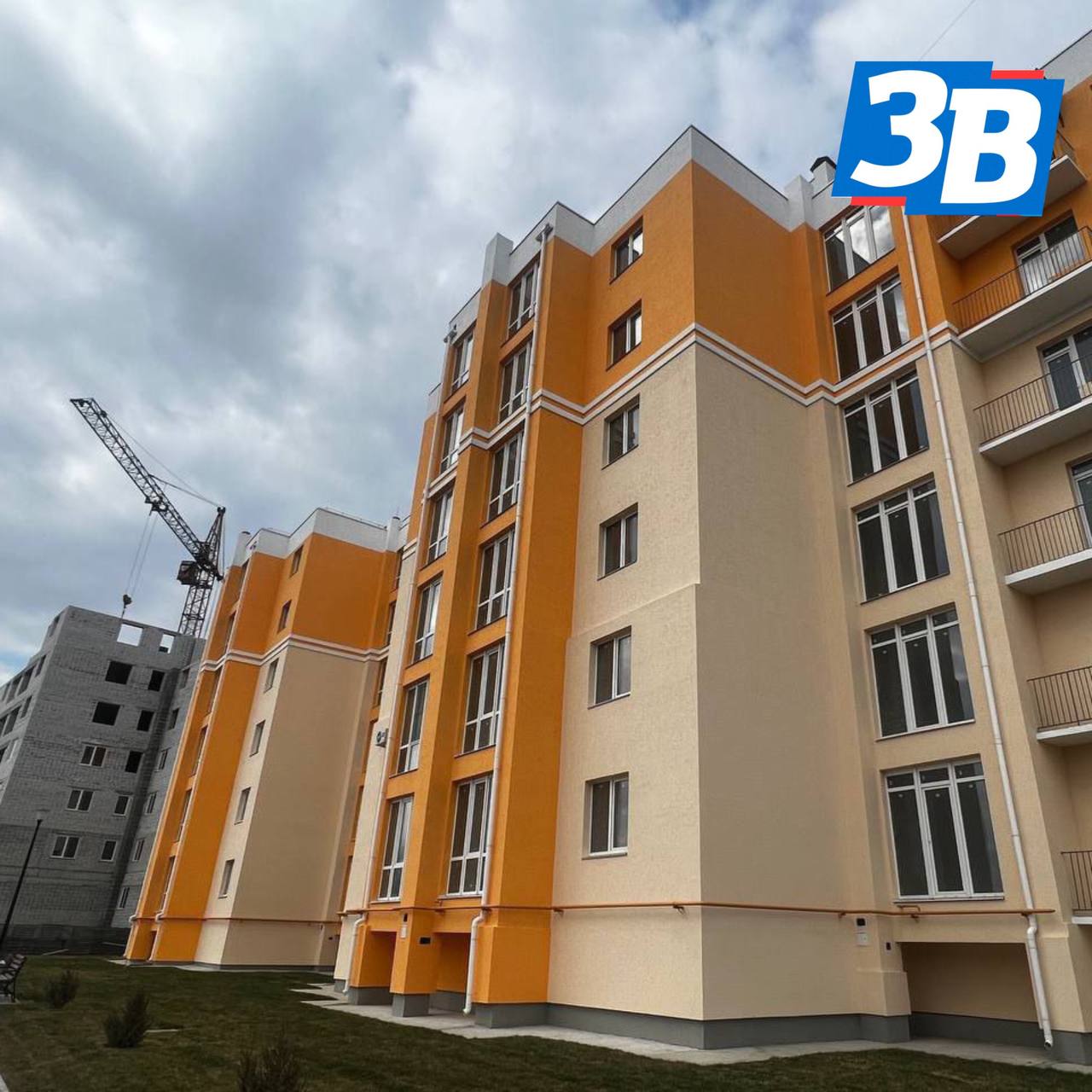 Вскоре в Мелитополе почти 140 квартир будут готовы к заселению Минстрой Запорожской области рассказал о том, что сейчас в городе активно ведутся работы с недостроенными домами. Один из таких объектов находится по улице Беляева, там уже подходят к завершению работы по двум строениям. Первое строение ввели в эксплуатацию в декабре 2024 года. В августе этого года планируют открыть второе строение. Площадь объекта составила 8818,54 квадратов. На территории предусмотрено полное благоустройство. По итогам в двух строениях к заселению будет готово почти 140 квартир.
