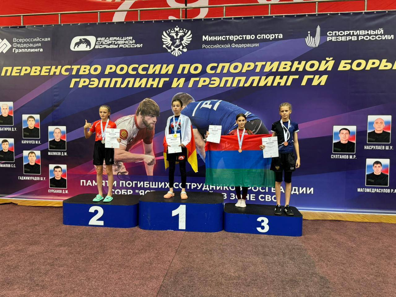 Спортсмены из Мытищ стали победителями и призерами первенства России Первенство России по спортивной борьбе в дисциплинах грэпплинг и грэпплинг-ги завершилось триумфом спортсменов из Мытищ. Масштабные соревнования, проходившие в Каспийске с 18 по 23 июня, собрали более тысячи участников из 59 регионов Российской Федерации. Спортсмены СШ «ЦДЮС» показали следующие результаты: Дисциплина грэпплинг: 1-е место – Анна Магаева 2-е место – Самира Джаналова 3-е место – Анастасия Носкова В дисциплине грэпплинг-ги мытищинцы также показали высокие результаты: 2-е место – Анна Магаева, Самира Джаналова, Георгий Гутюм 3-е место – Станислав Челобитчиков, Насрулах Насрулаев, Анастасия Носкова Поздравляем спортсменов и их тренера Андрея Столярова с прекрасным результатом. #мытищи_новости