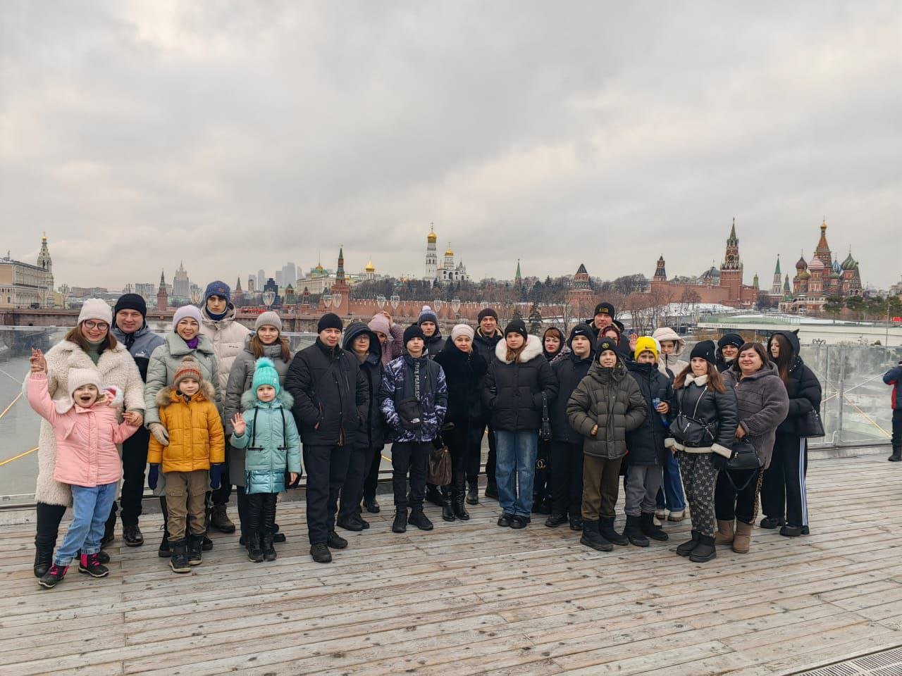 Северодонецкие дети вернулись из предновогодней поездки в столицу Российской Федерации  Поездка организована благотворительным фондом "Офицерская честь", который регулярно занимается организацией досуга для ребят из прифронтовых территорий. В составе группы были дети из Луганской Народной Республики, Курской и Белгородской областей.  На месте детей встретила яркая и праздничная Москва и погружение в сказку. Красочное и незабываемое выступление балетной труппы и фигуристов - Ледовое шоу "Щелкунчик" никого не оставило равнодушным. В последующие дни дети отправились на представление "Снежное сердце Эльзы" от артистов "Цирка чудес", гуляли по Красной площади и ВДНХ, катались на коньках и посетили Парк Победы.  Очень познавательно и интересно! Москва – настоящая красавица! Нам бы хотелось приезжать сюда каждый год за новогодней сказкой,  - поделились впечатлениями северодончане.